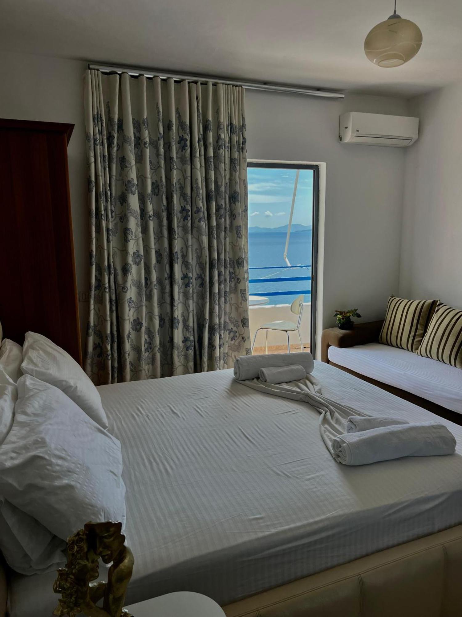 Al Mare Rooms Sarandë Esterno foto