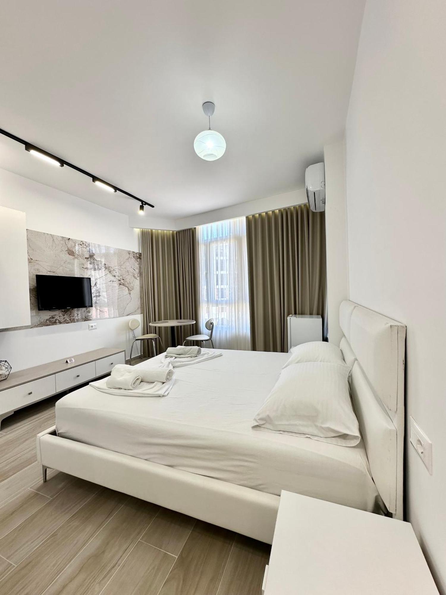 Al Mare Rooms Sarandë Esterno foto
