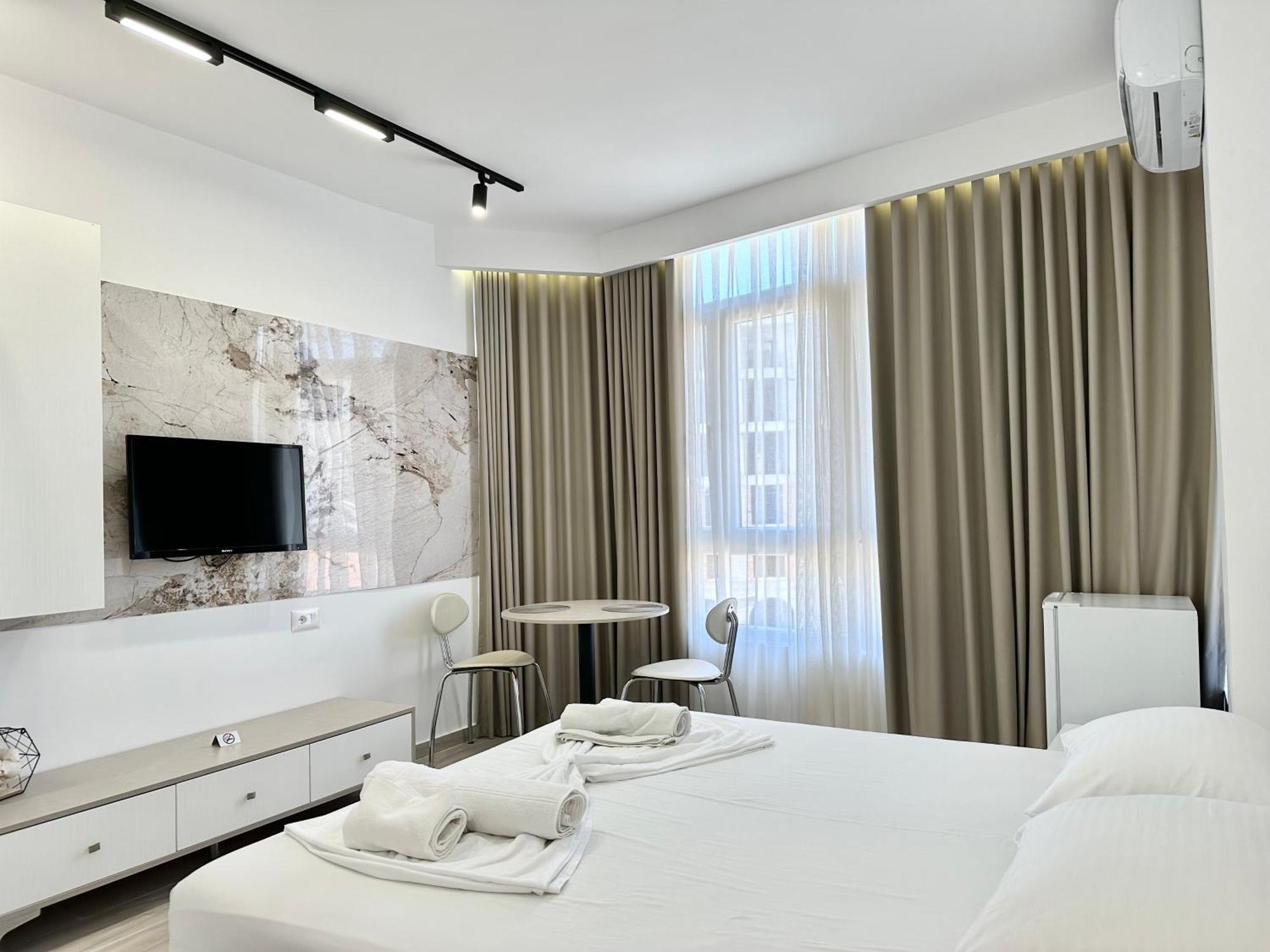 Al Mare Rooms Sarandë Esterno foto