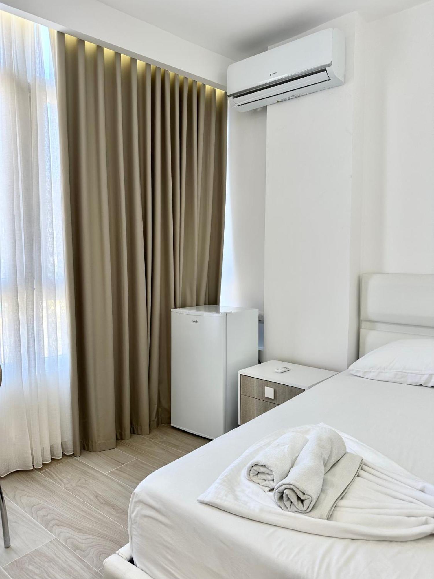 Al Mare Rooms Sarandë Esterno foto