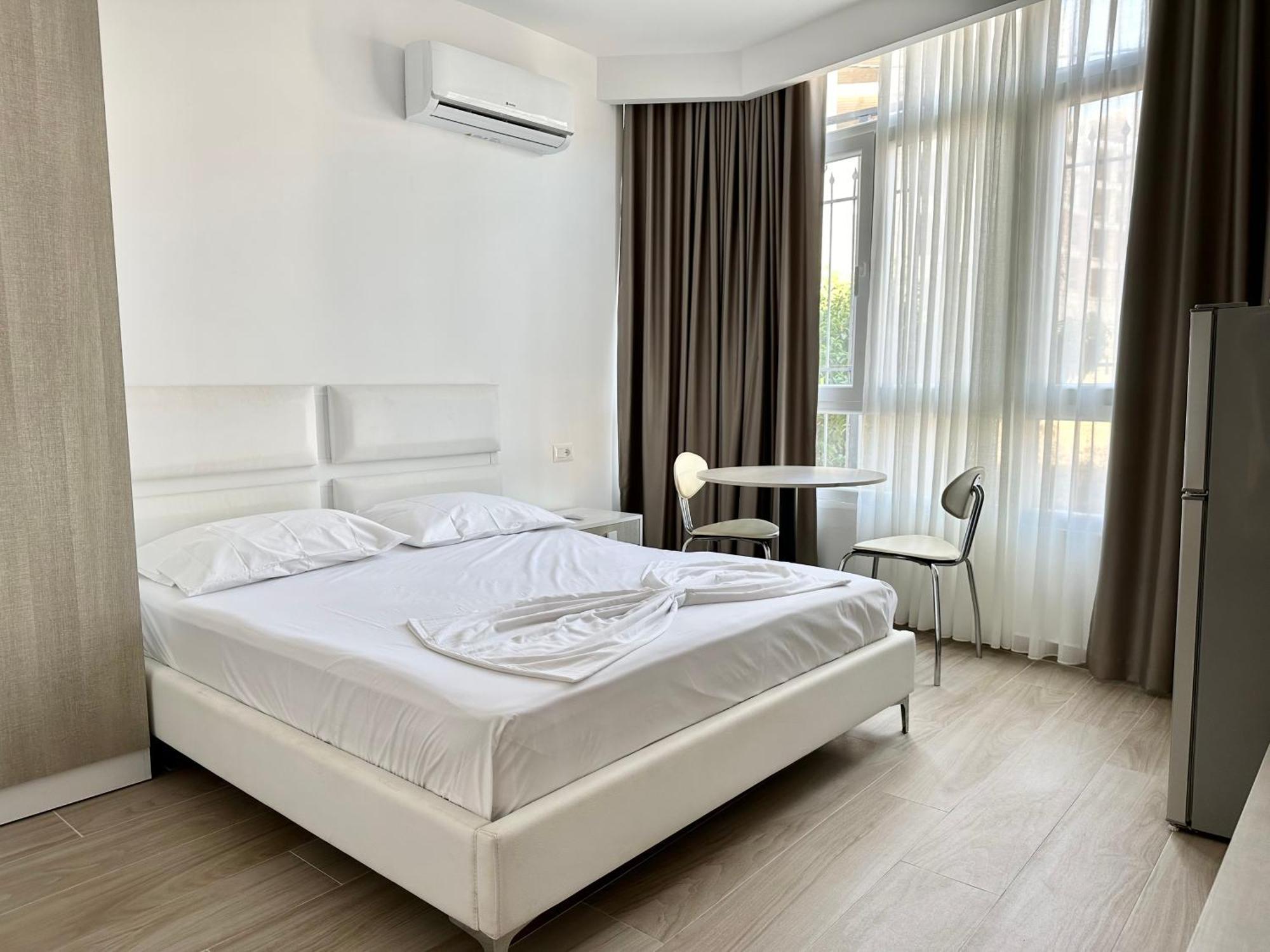 Al Mare Rooms Sarandë Esterno foto