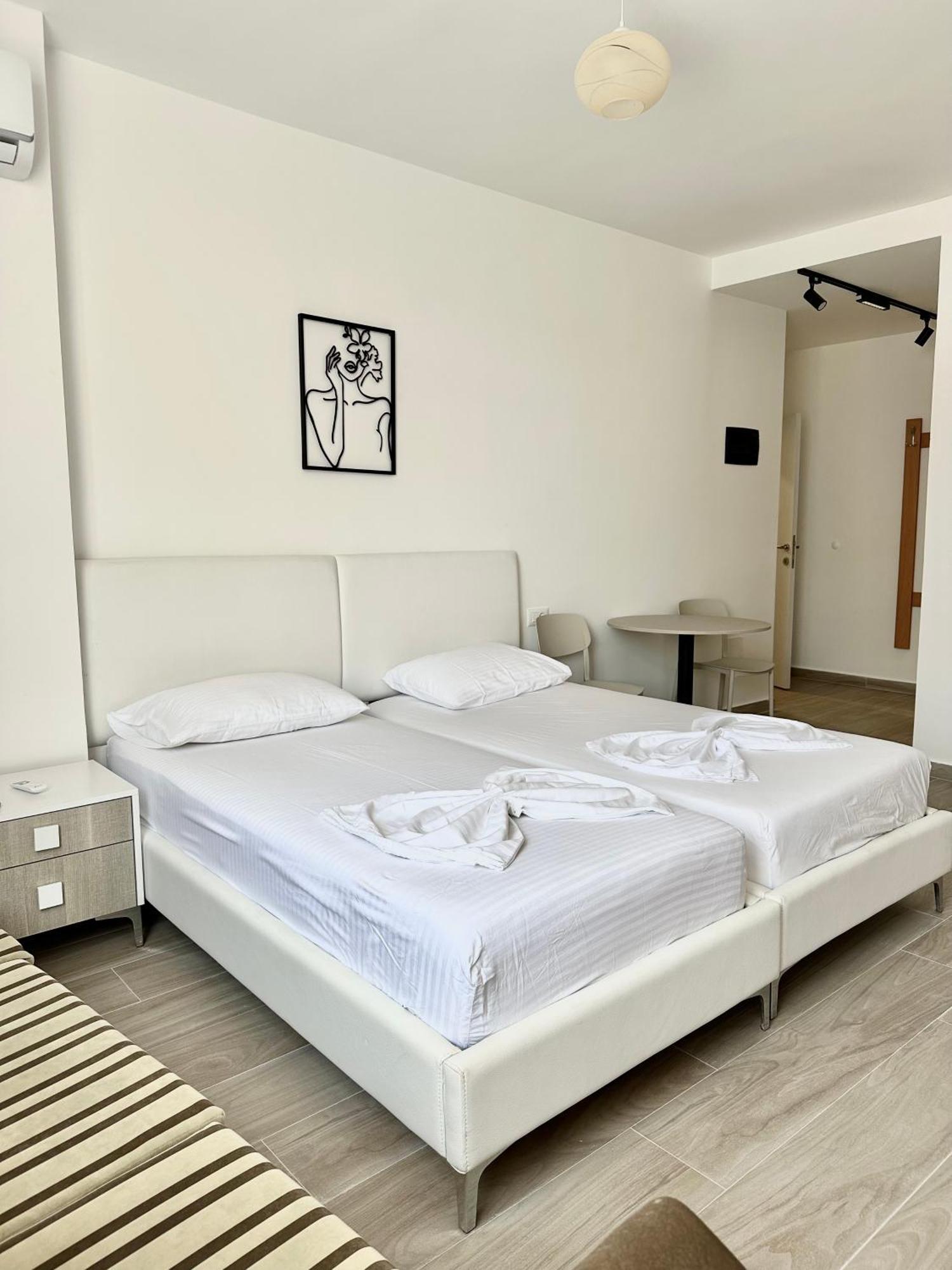 Al Mare Rooms Sarandë Esterno foto