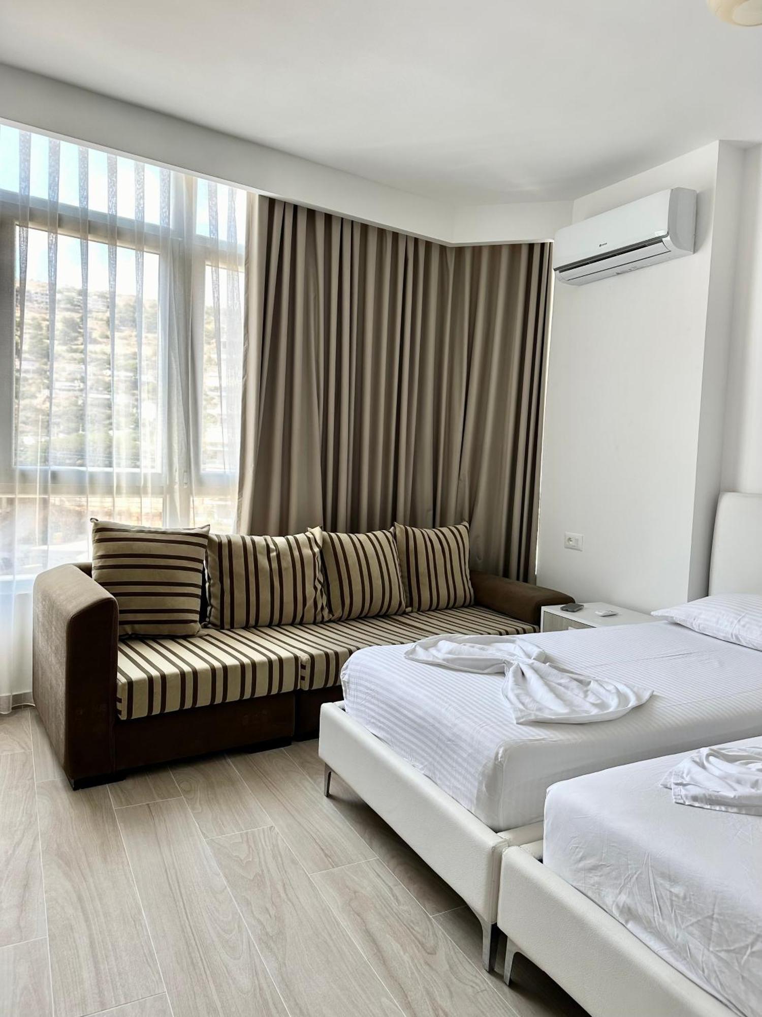 Al Mare Rooms Sarandë Esterno foto