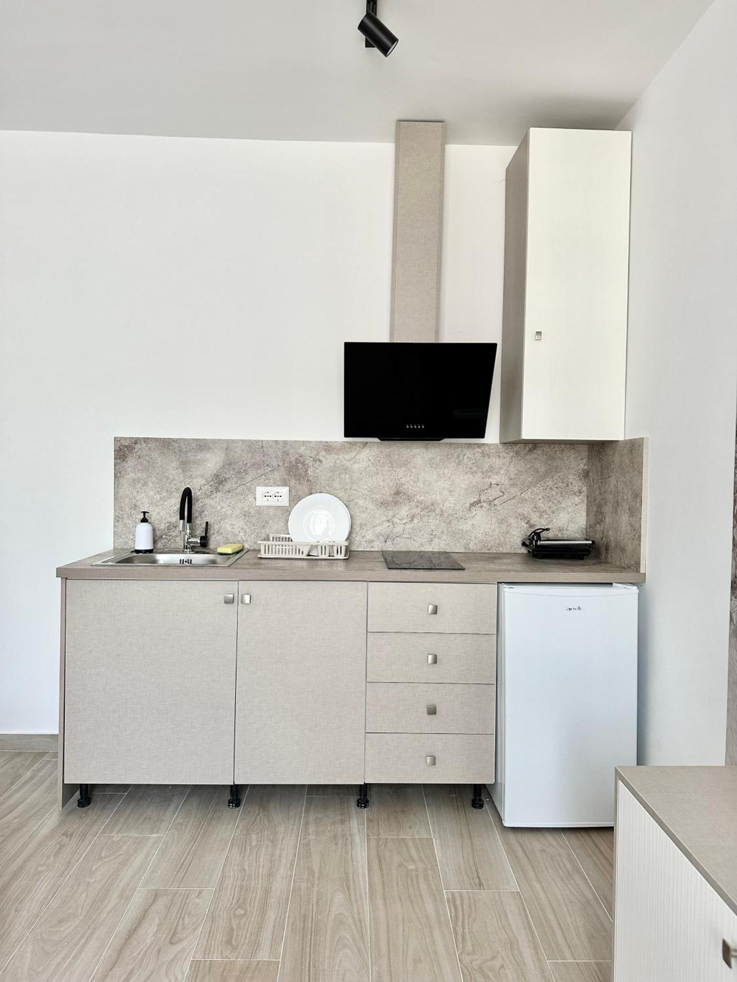 Al Mare Rooms Sarandë Esterno foto