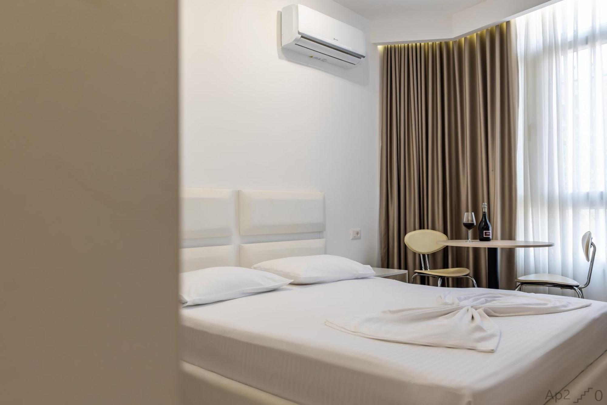 Al Mare Rooms Sarandë Esterno foto