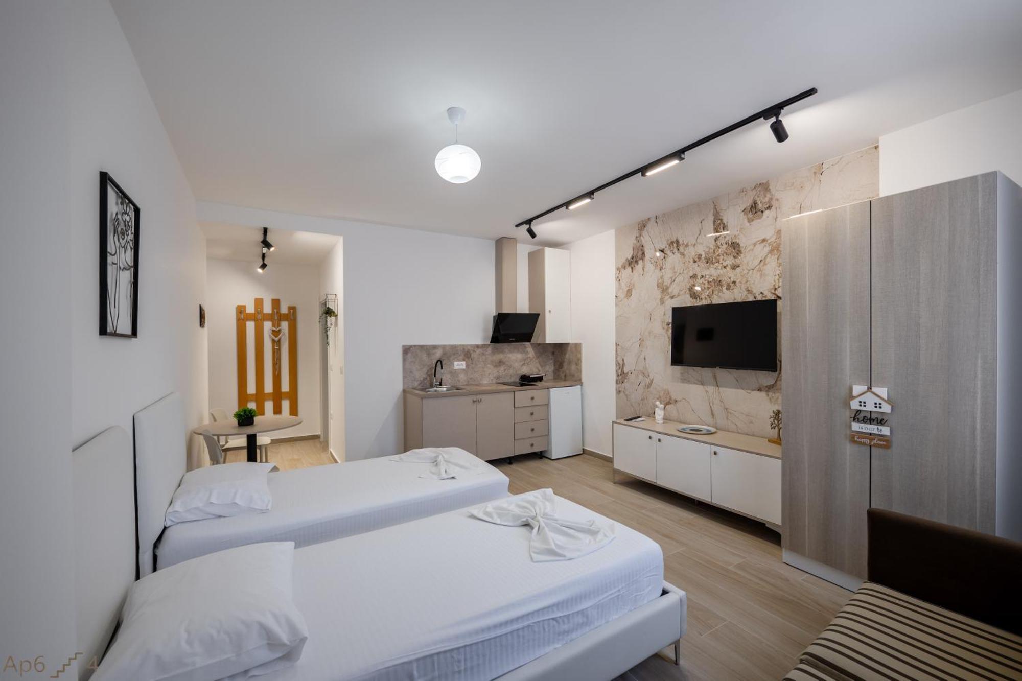 Al Mare Rooms Sarandë Esterno foto