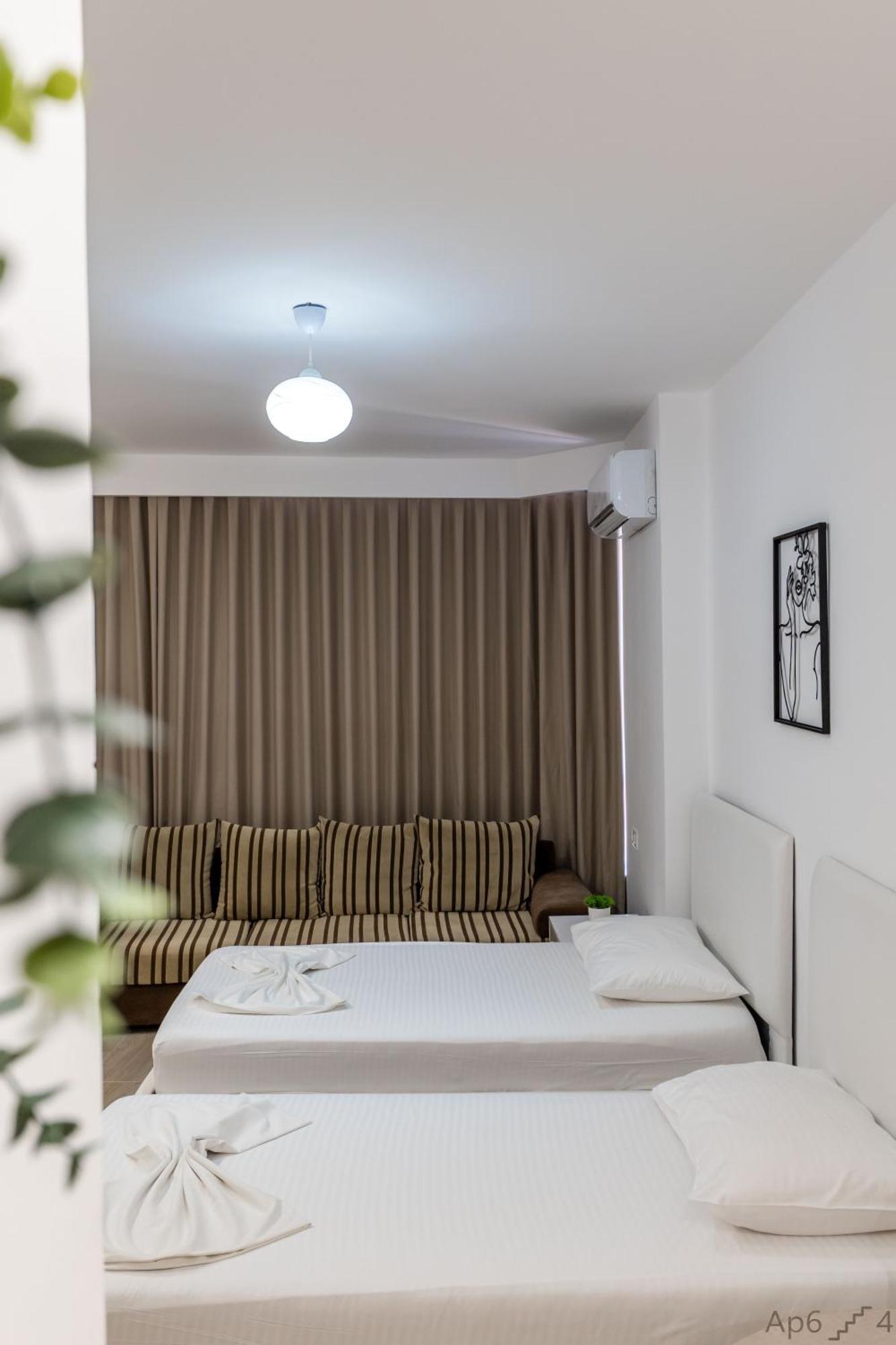 Al Mare Rooms Sarandë Esterno foto