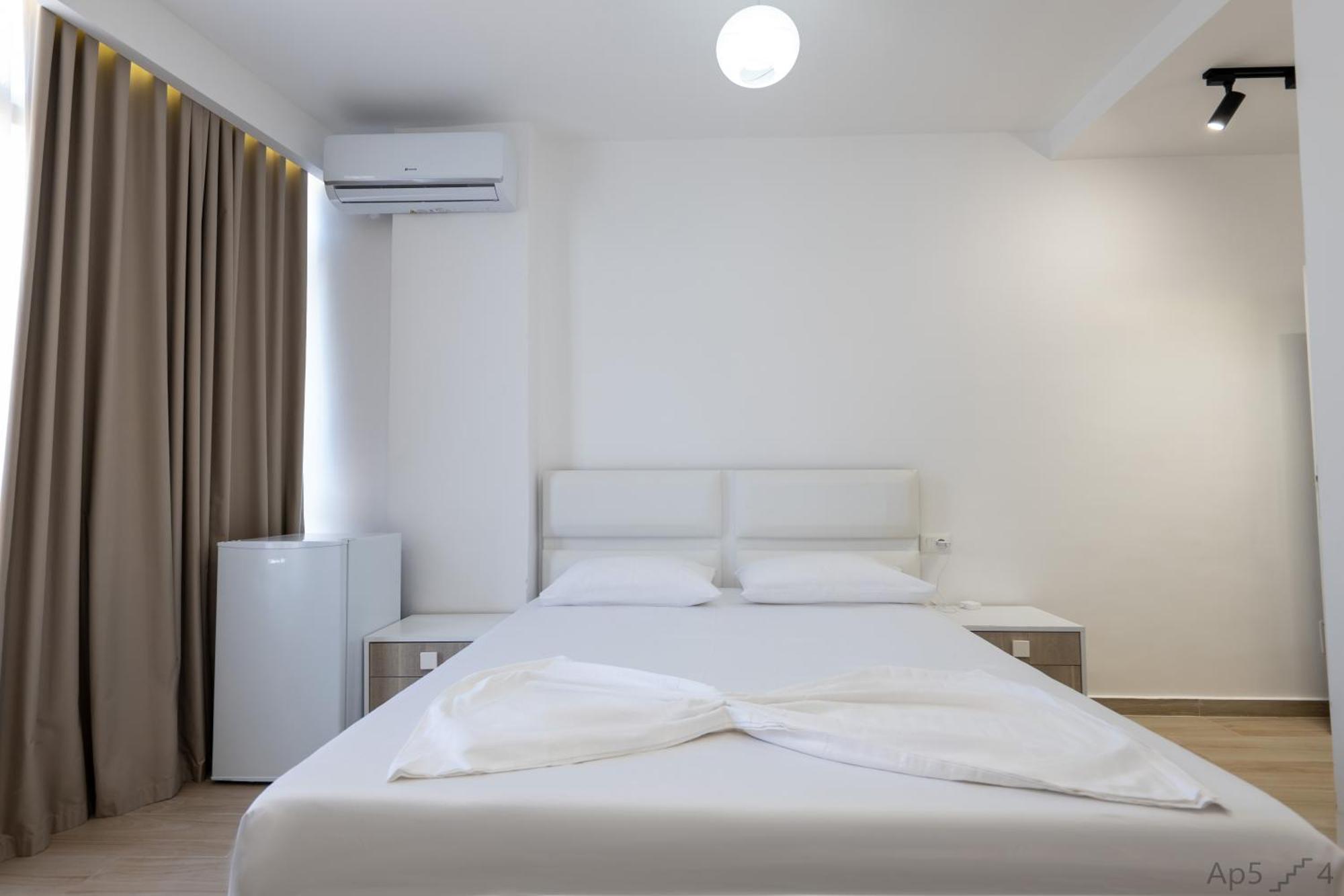 Al Mare Rooms Sarandë Esterno foto