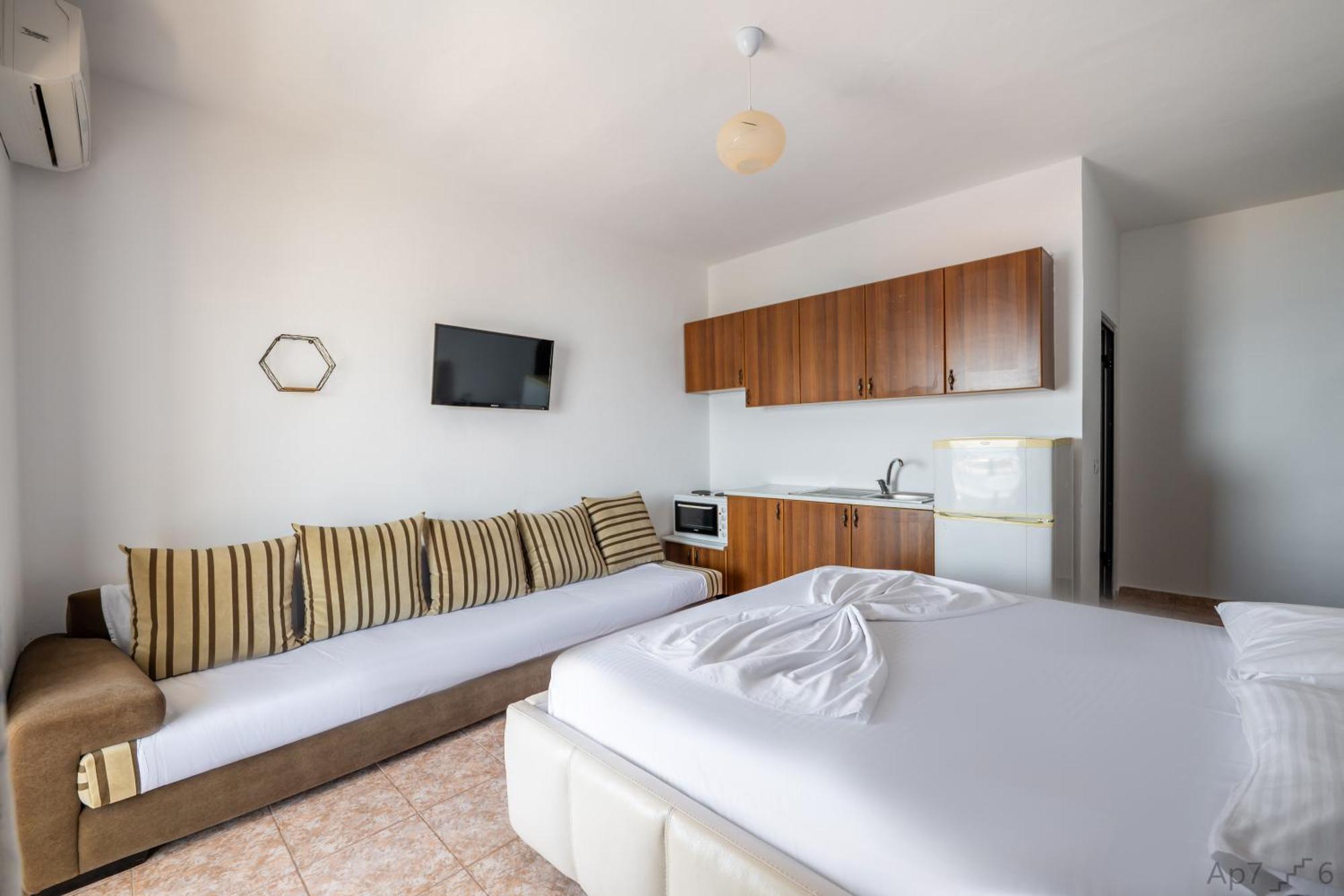 Al Mare Rooms Sarandë Esterno foto