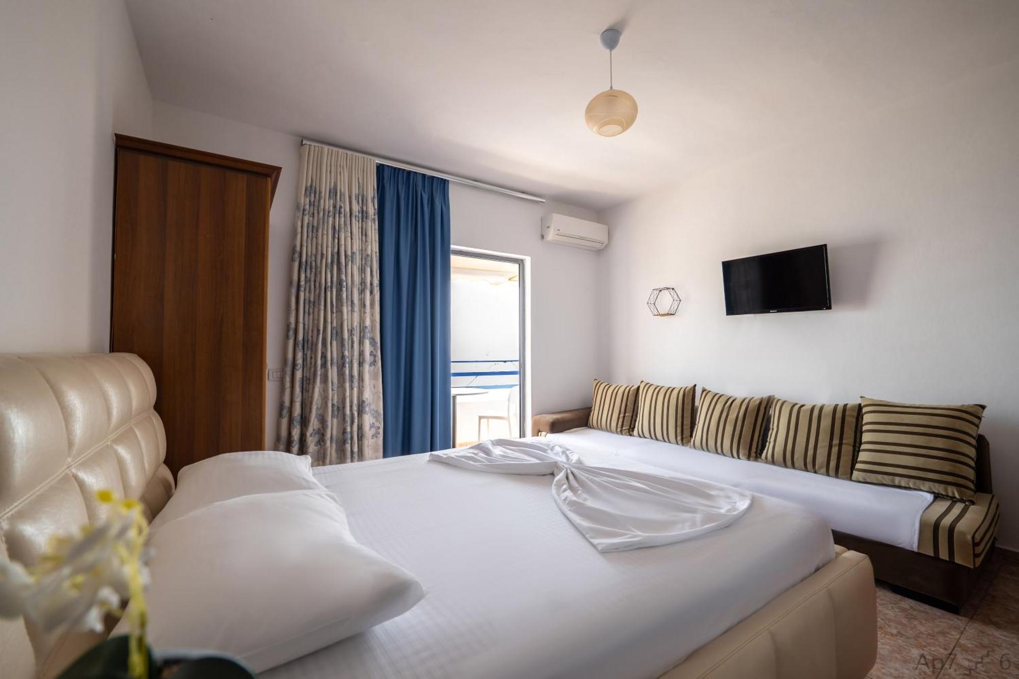 Al Mare Rooms Sarandë Esterno foto